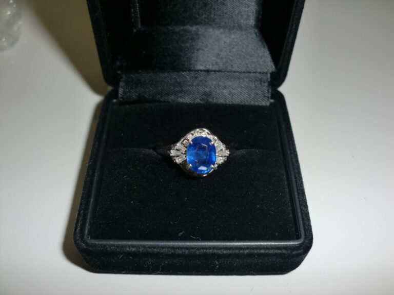 Pt900　リング　サファイア3.7Ct メレーダイヤ1.0Ｃｔ