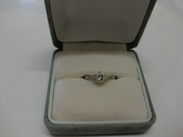 Pt900　リング　ダイヤ0.57Ct　メレーダイヤ0.08Ct