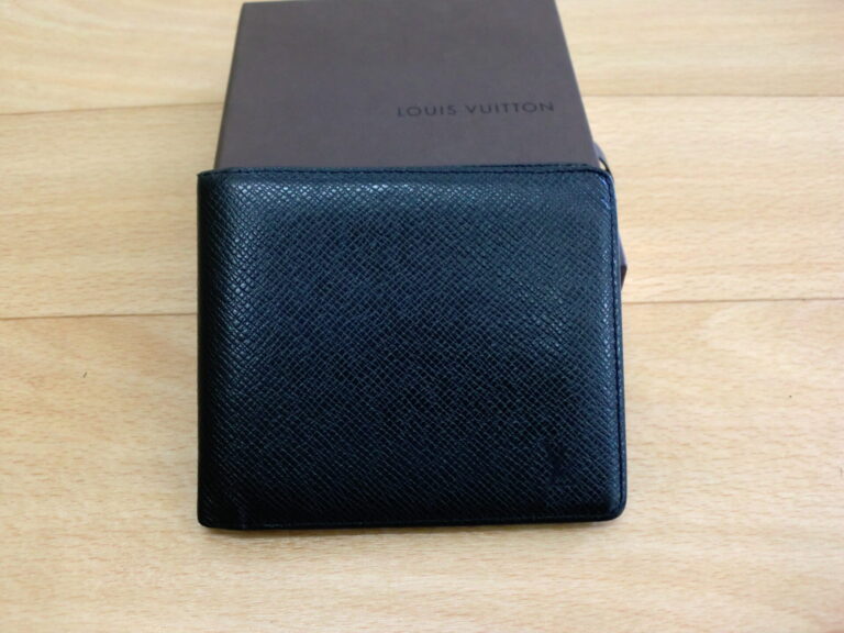 LOUIS VUITTON ルイヴィトン　タイガ　ポルト ビエ カルト クレディ　2つ折り財布