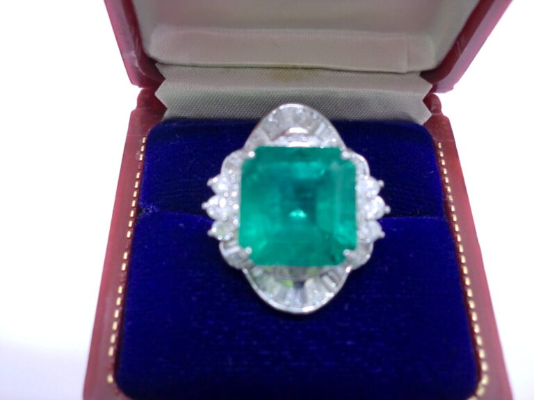 Pt900 リング エメラルド5.3Ct　メレーダイヤ2.0Ct