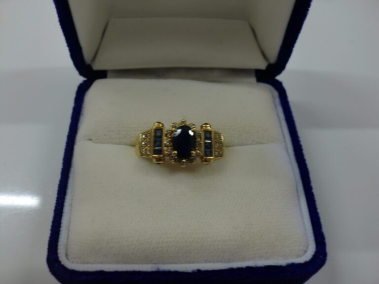 K18 リング　サファイア 2.0Ct メレーダイヤ付き