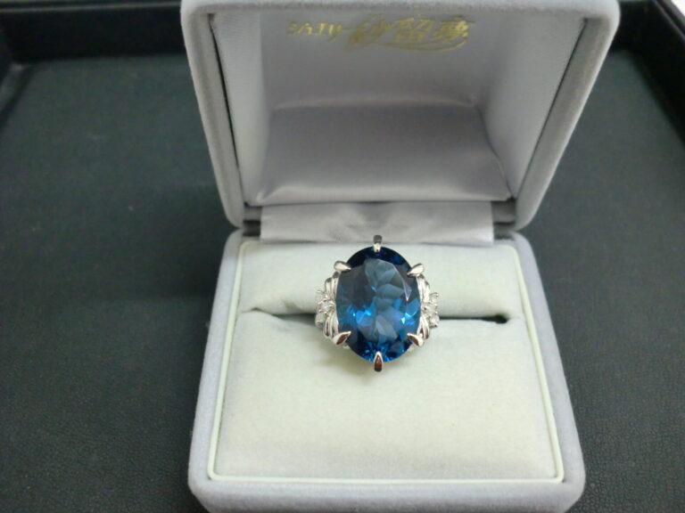 ブルトパーズ　ホワイトゴールド/メレーダイヤ　リング