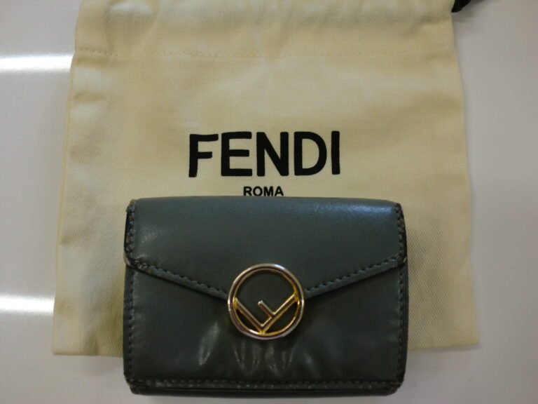 FENDI フェンディ　コンパクト三つ折り財布 レザー サークル金具
