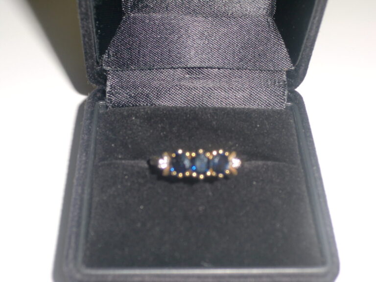 K18　リング　サファイア0.6Ct　メレーダイヤ付き